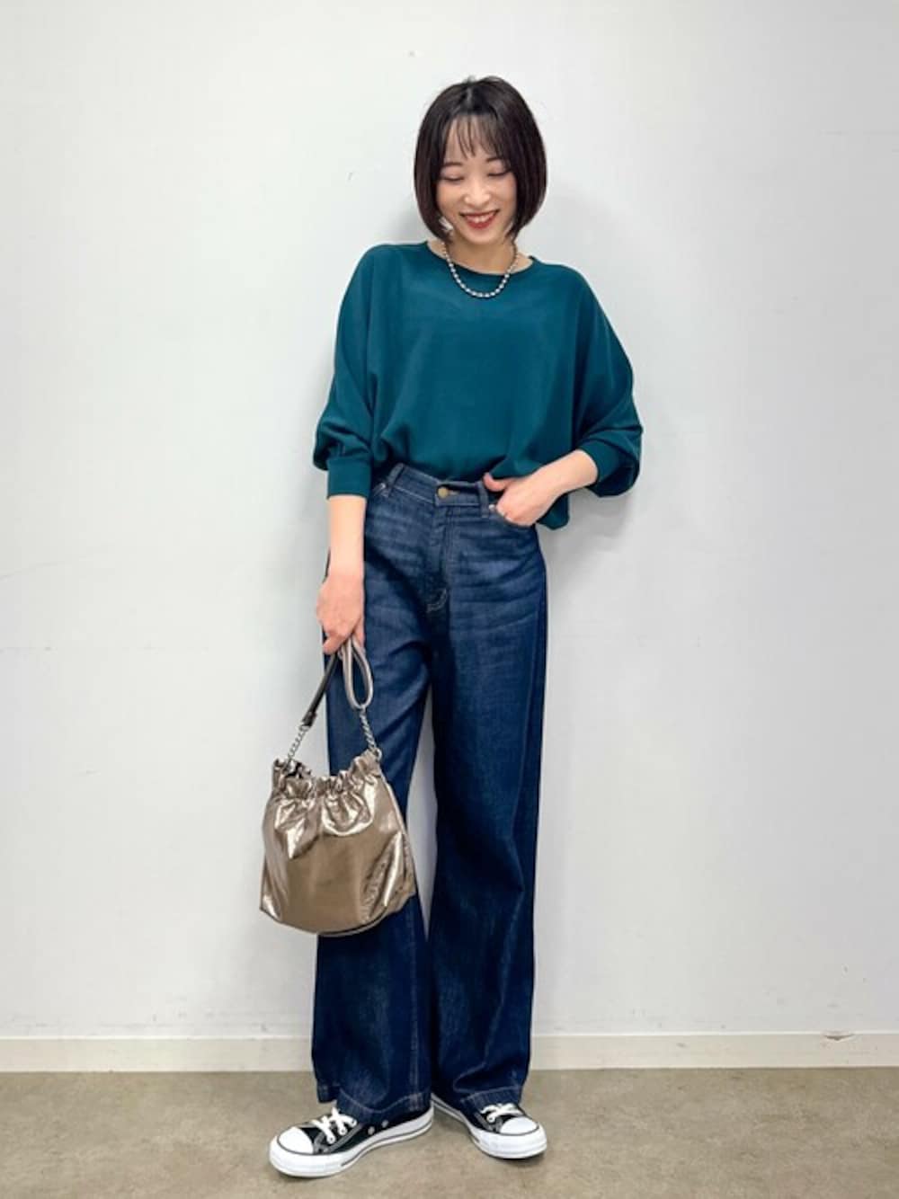 ブルー系のシャツ/ブラウス、その他のショルダーバッグ、ブルー系のデニムパンツを着用したレディースの秋コーディネートの1枚目の写真