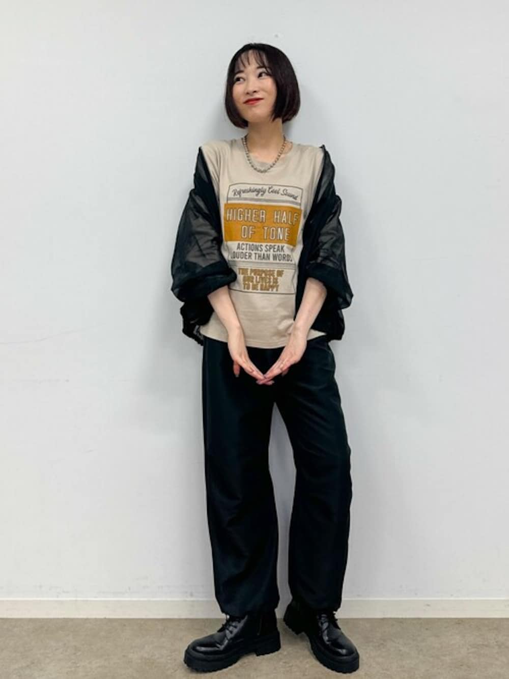 ブラック系のブルゾン、ブラック系のその他パンツ、ブラック系のブーツを着用したレディースの秋コーディネートの1枚目の写真