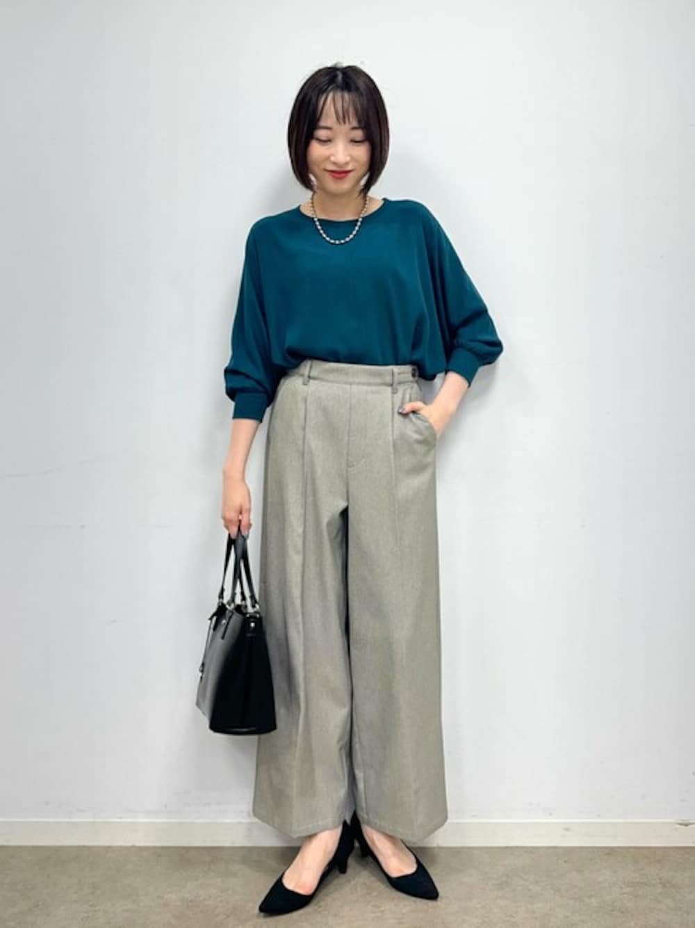 ブルー系のシャツ/ブラウス、ブラック系のパンプス、ブラック系のトートバッグを着用したレディースの秋コーディネートの1枚目の写真