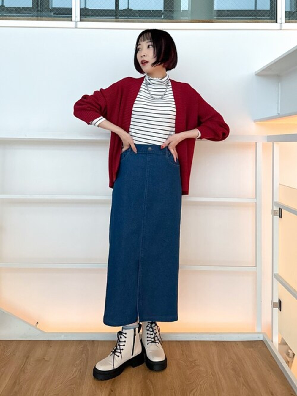 レッド系のカーディガン/ボレロ、ホワイト系のTシャツ/カットソー、ブルー系のデニムスカートを着用したレディースの秋コーディネートの1枚目の写真