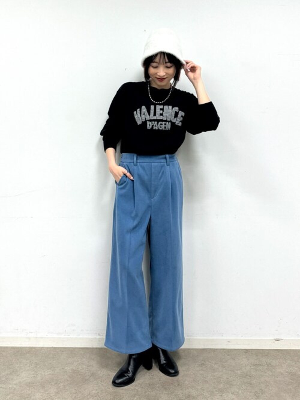 ブルー系のその他パンツ、ブラック系のブーツ、ブラック系のニット/セーターを着用したレディースの秋コーディネートの1枚目の写真