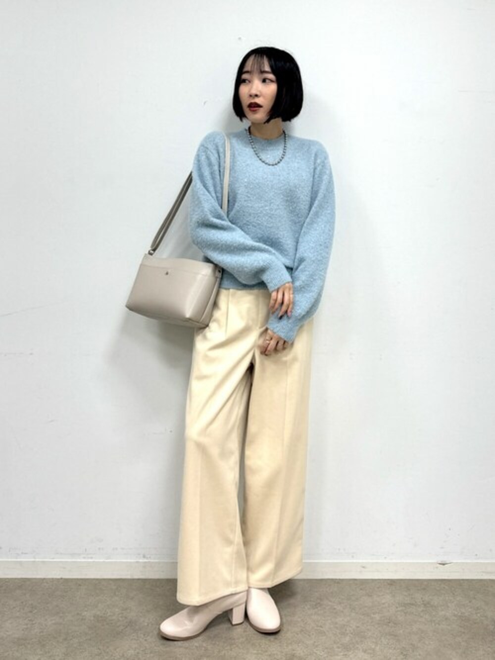 ベージュ系のその他パンツ、ホワイト系のブーツ、グレー系のショルダーバッグを着用したレディースの秋コーディネートの1枚目の写真