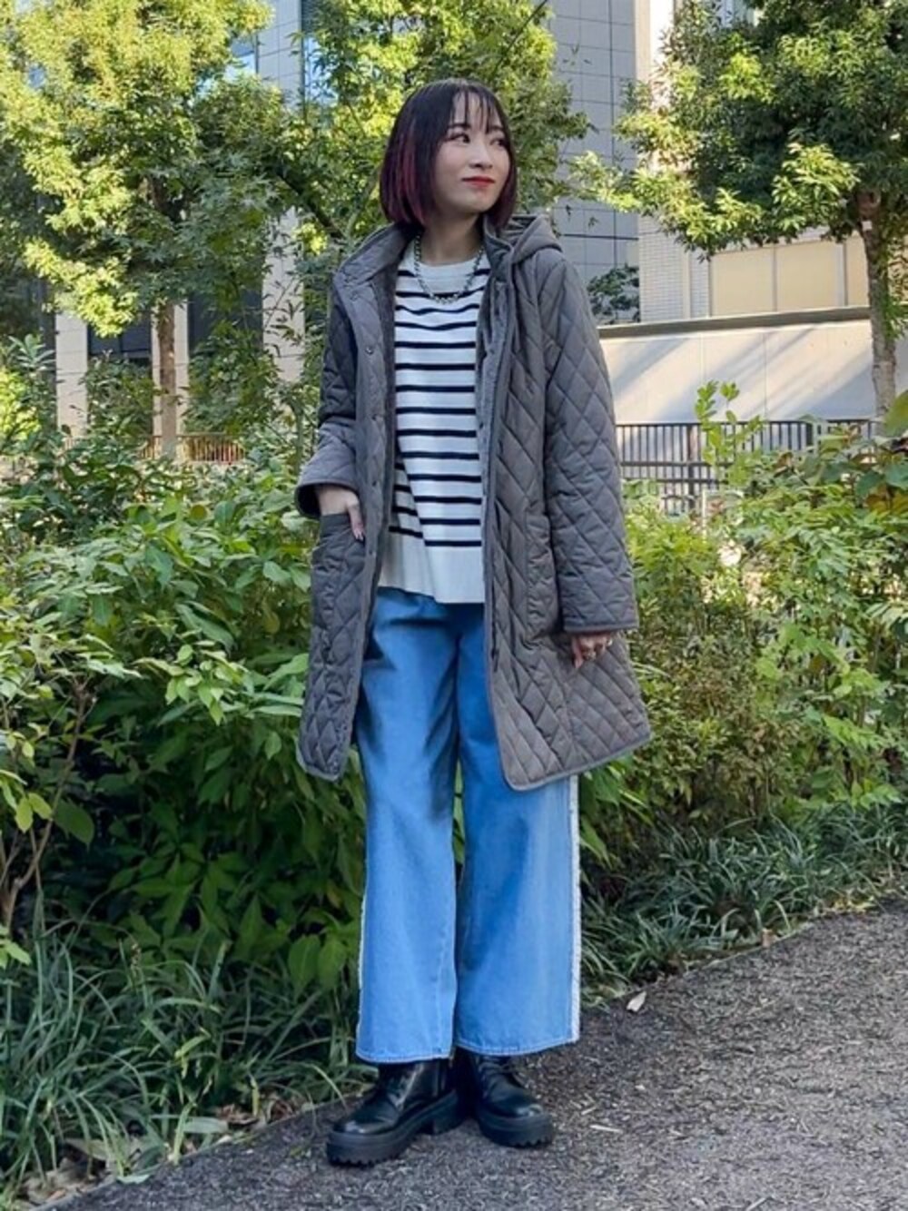 グレー系のその他アウター、ホワイト系のニット/セーター、ブルー系のデニムパンツを着用したレディースの秋コーディネートの1枚目の写真