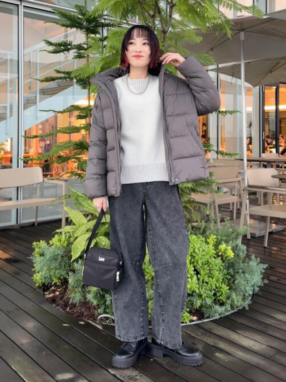 グレー系のその他アウター、ブラック系のショルダーバッグ、ブラック系のブーツを着用したレディースの冬コーディネートの1枚目の写真