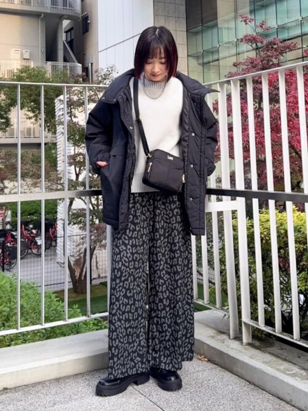 ブラック系のブルゾン、グレー系のニット/セーター、ブラック系のその他パンツを着用したレディースの冬コーディネートの1枚目の写真