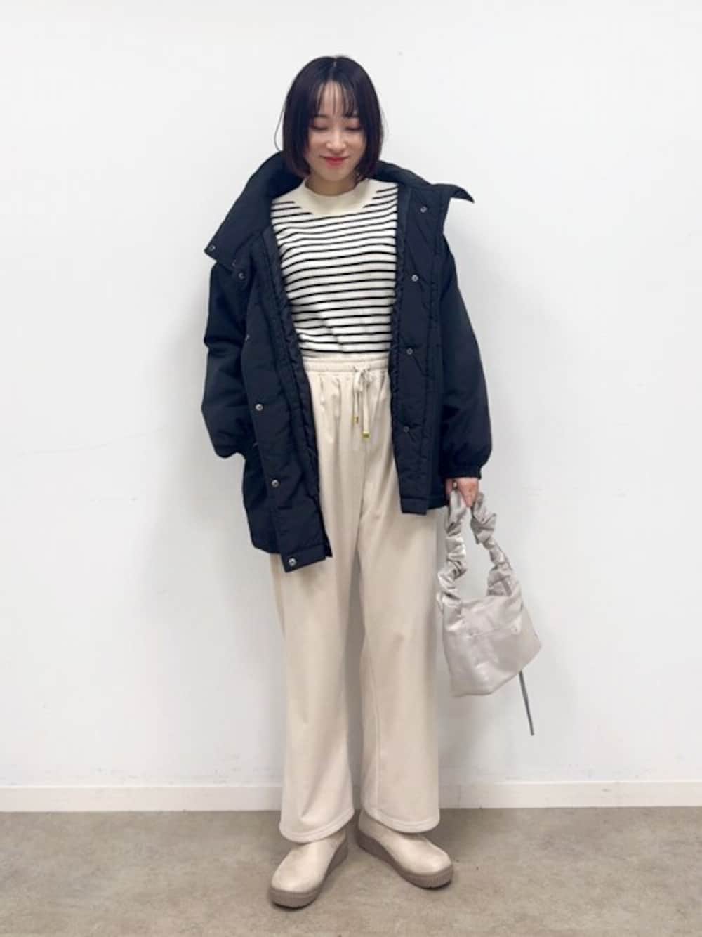 ブラック系のブルゾン、ホワイト系のニット/セーター、ホワイト系のその他パンツを着用したレディースの冬コーディネートの1枚目の写真