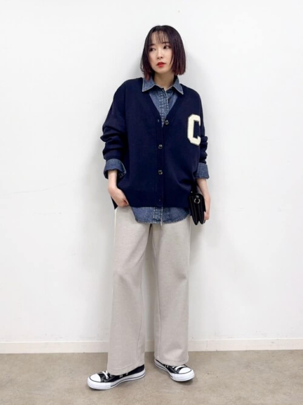 ブルー系のカーディガン/ボレロ、グレー系のその他パンツを着用したレディースの冬コーディネートの1枚目の写真