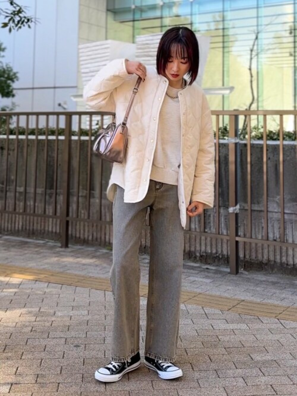 ホワイト系のブルゾン、グレー系のスウェット、ベージュ系のデニムパンツを着用したレディースの春コーディネートの1枚目の写真
