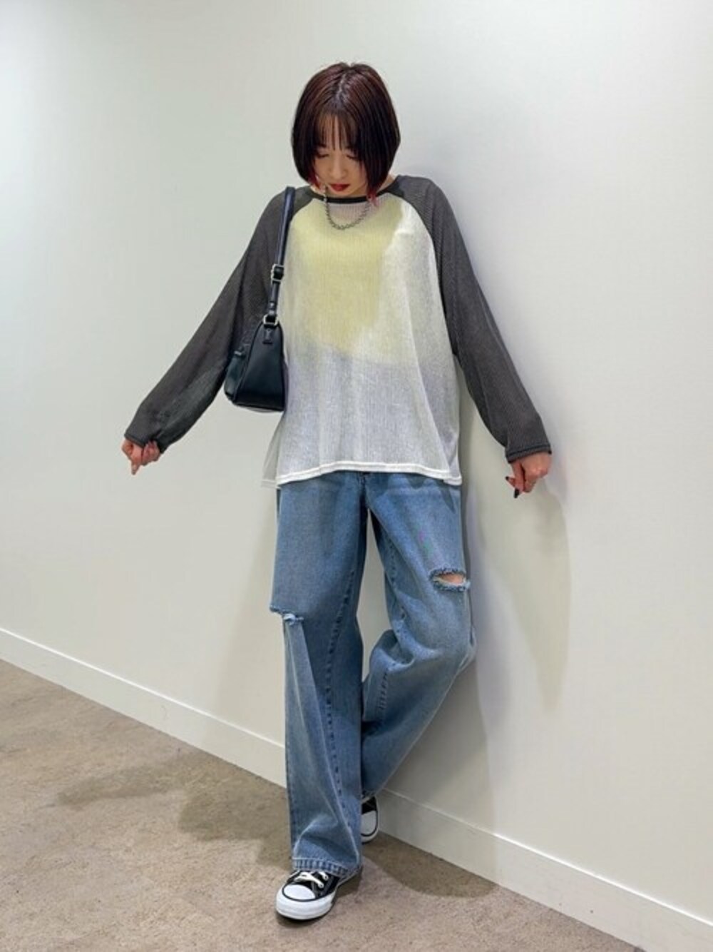 ホワイト系のTシャツ/カットソー、イエロー系のタンクトップ、ブルー系のデニムパンツを着用したレディースの春コーディネートの1枚目の写真