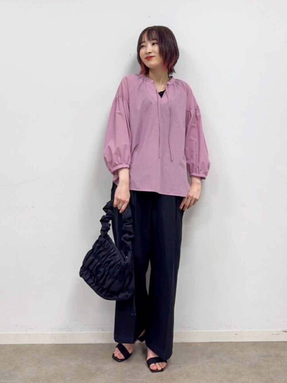 ピンク系のシャツ/ブラウス、ブラック系のその他パンツ、ブラック系のサンダルを着用したレディースの春コーディネートの1枚目の写真
