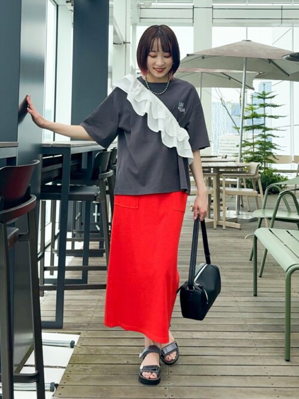 グレー系のTシャツ/カットソー、ホワイト系のシャツ/ブラウス、オレンジ系のスカートを着用したレディースの春コーディネートの1枚目の写真