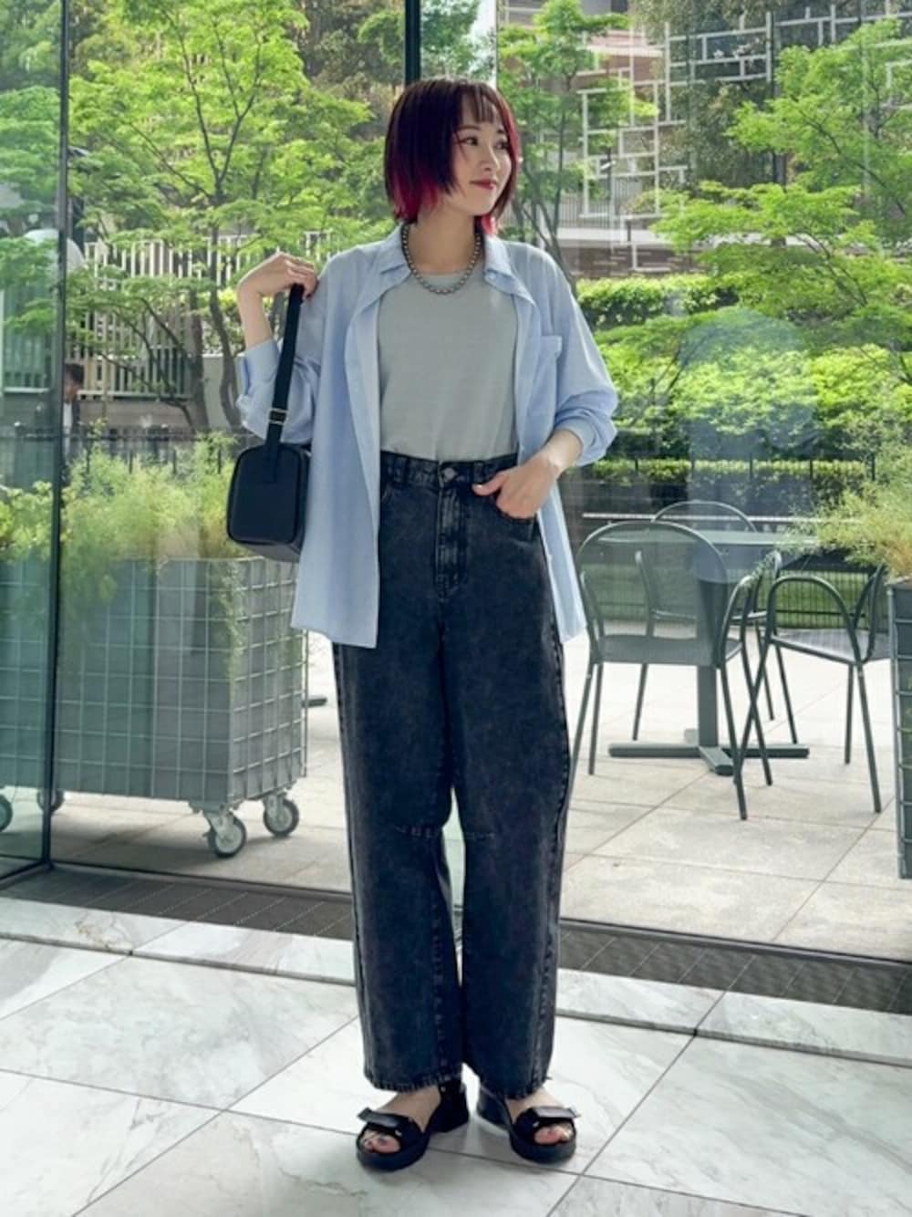 「プチプラ、着回しコーデ、夏物、接触冷感、体型カバー、骨格ウェーブ、マシンウォッシャブル、UVケア、シンプル・ベーシック」｜「SHOO・LA・RUEの【S-LL/ひんやり/UV/吸水速乾/洗濯後しわになりにくい】ラッシュガードにもなる ストライプ前開きシャツ（シャツ/ブラウス、ブルー系）」を使った、chikaさん（レディース・160cm）の春コーディネートの1枚目の写真
