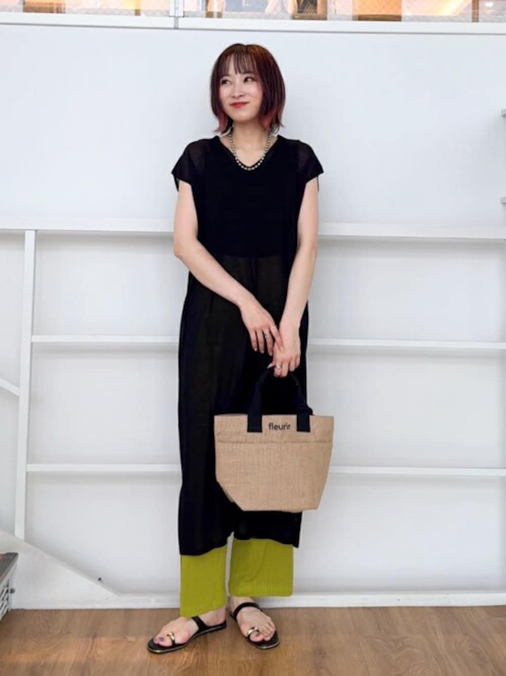 ブラック系のワンピース、ブラック系のTシャツ/カットソー、イエロー系のその他パンツを着用したレディースの夏コーディネートの1枚目の写真