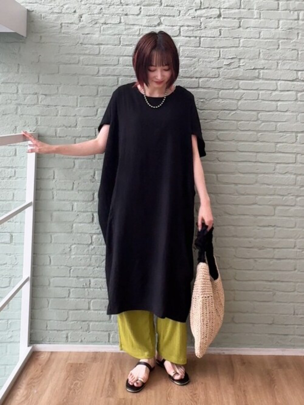 イエロー系のその他パンツ、ブラック系のサンダル、ブラック系のトートバッグを着用したレディースの夏コーディネートの1枚目の写真