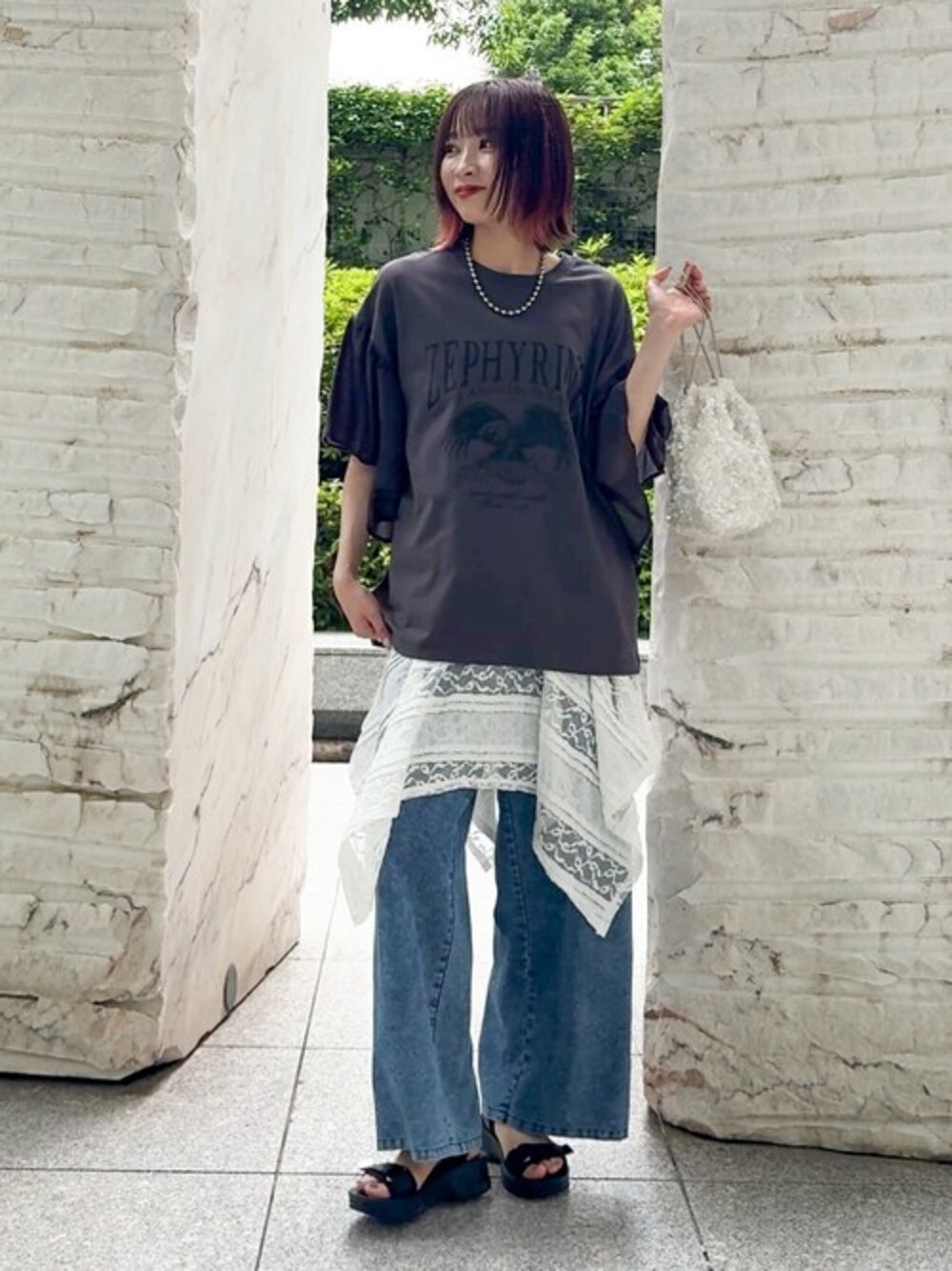 グレー系のTシャツ/カットソー、ブラック系のサンダル、ホワイト系のショルダーバッグを着用したレディースの夏コーディネートの1枚目の写真