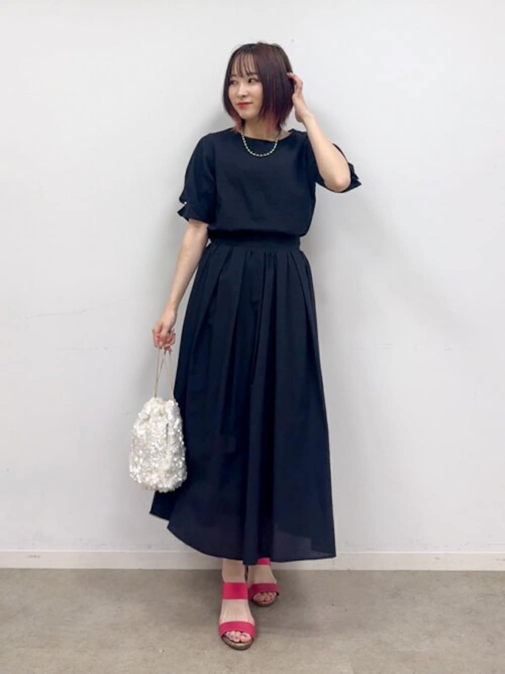 「休日コーデ、女子会、着回しコーデ、大人かわいい、夏物、おでかけ服、ブルベ冬、骨格ウェーブ、レディース・セットアップ」｜「DRESKIPの【S-LL/セットアップ可/5分袖】涼しくこなれる お袖タックブラウス（シャツ/ブラウス、ブラック系）」を使った、chikaさん（レディース・160cm）の夏コーディネートの1枚目の写真