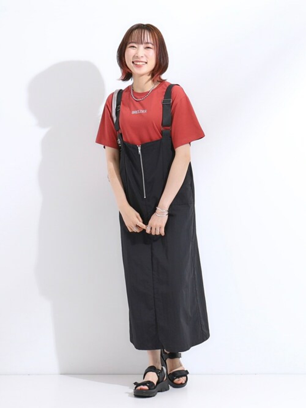 ブラック系のワンピース、ブラック系のサンダル、その他のショルダーバッグを着用したレディースの夏コーディネートの1枚目の写真