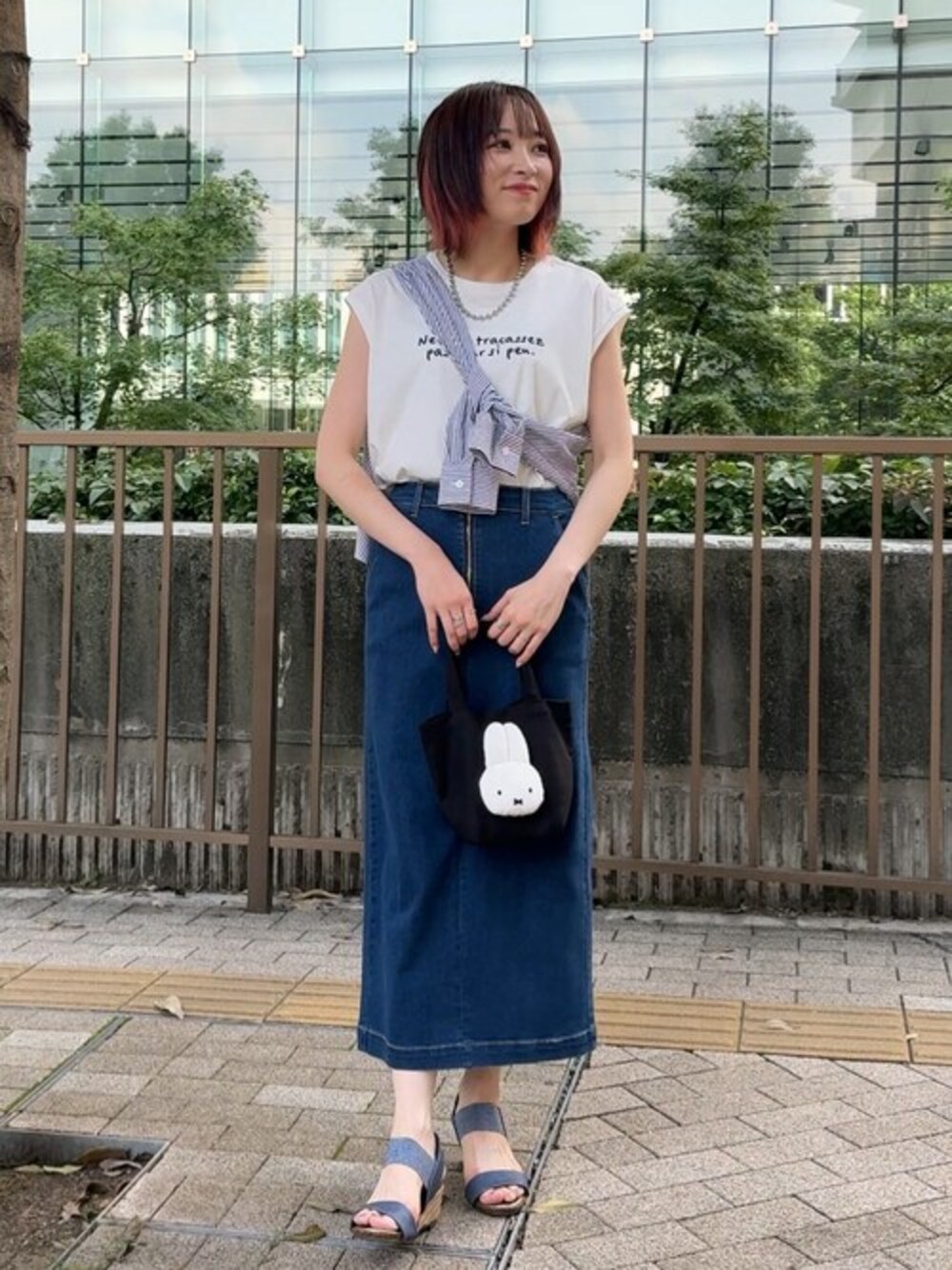 ブルー系のシャツ/ブラウス、ホワイト系のTシャツ/カットソー、ブルー系のサンダルを着用したレディースの夏コーディネートの1枚目の写真