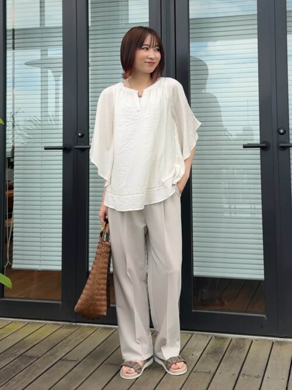 ホワイト系のシャツ/ブラウス、ベージュ系のその他パンツ、ベージュ系のサンダルを着用したレディースの夏コーディネートの1枚目の写真