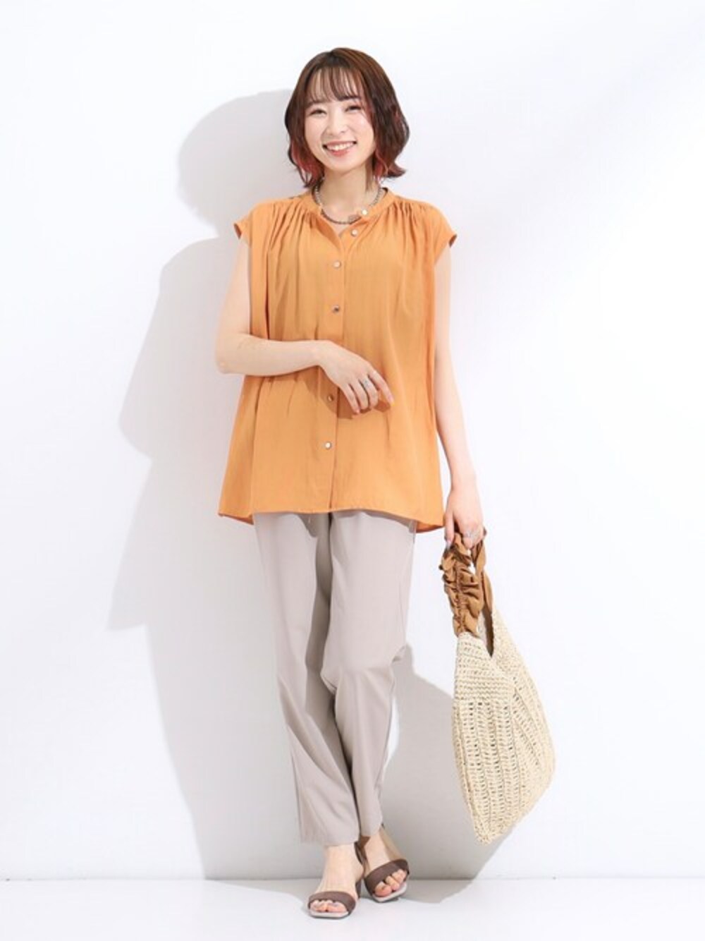 オレンジ系のシャツ/ブラウス、ベージュ系のその他パンツ、ベージュ系のサンダルを着用したレディースの夏コーディネートの1枚目の写真