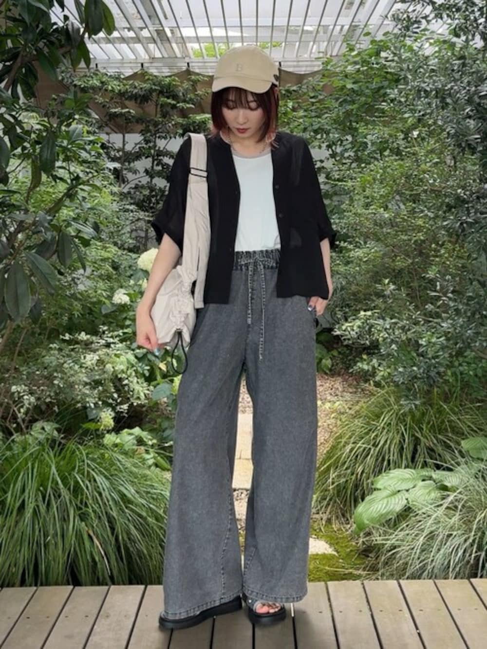 ブラック系のシャツ/ブラウス、ホワイト系のTシャツ/カットソー、ブラック系のデニムパンツを着用したレディースの夏コーディネートの1枚目の写真