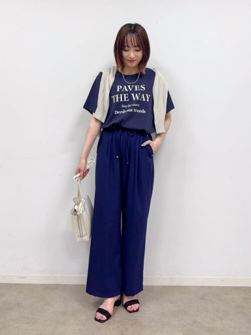 ブルー系のTシャツ/カットソー、グレー系のカーディガン/ボレロ、ブルー系のその他パンツを着用したレディースの夏コーディネートの1枚目の写真