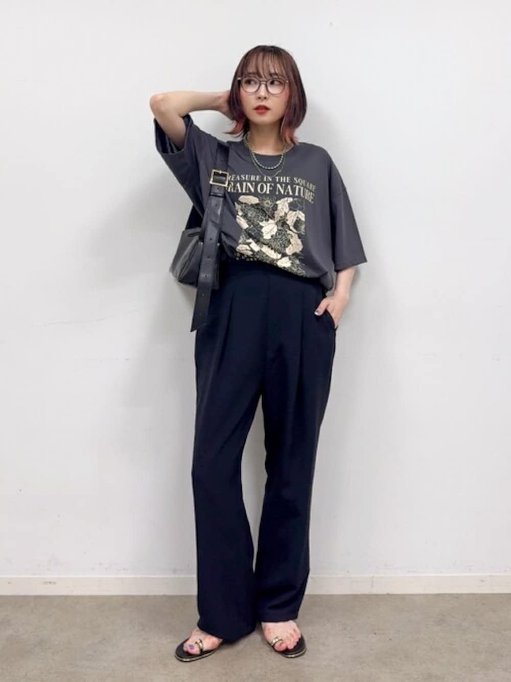 グレー系のTシャツ/カットソー、ブラック系のその他パンツ、ブラック系のサンダルを着用したレディースの夏コーディネートの1枚目の写真