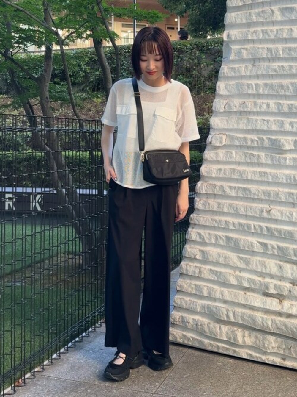 ホワイト系のTシャツ/カットソー、ブラック系のその他パンツ、ブラック系のスニーカーを着用したレディースの夏コーディネートの1枚目の写真