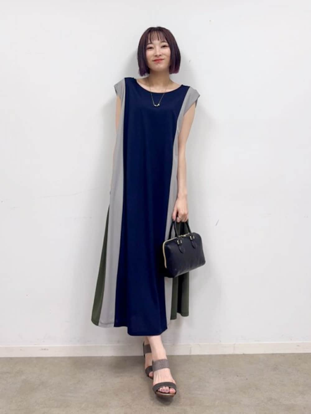 ブルー系のワンピース、その他のサンダル、ブラック系のショルダーバッグを着用したレディースの夏コーディネートの1枚目の写真