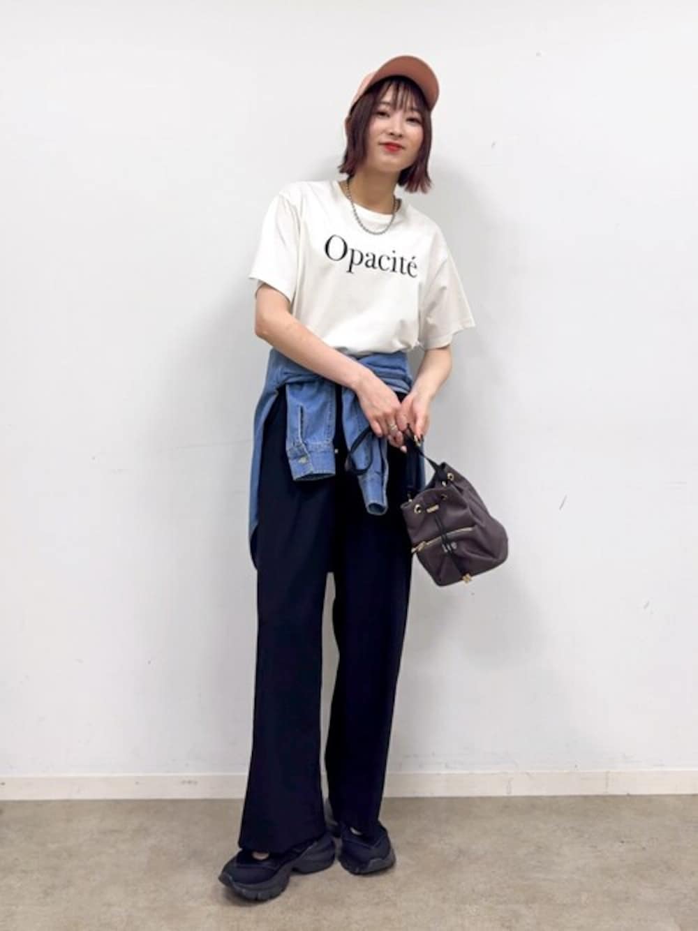 ホワイト系のTシャツ/カットソー、ブラック系のその他パンツ、ブラック系のスニーカーを着用したレディースの秋コーディネートの1枚目の写真