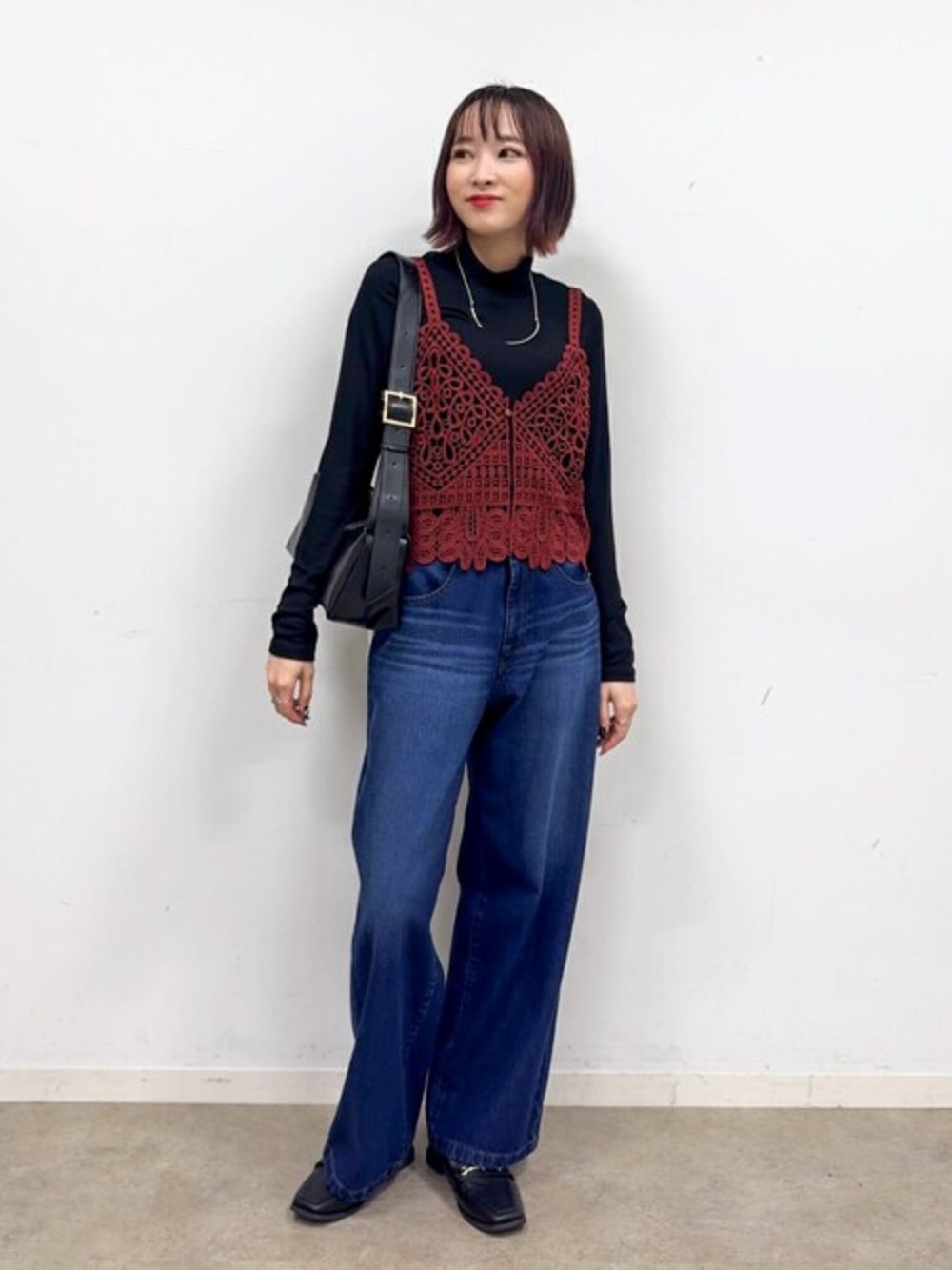 ブラウン系のその他トップス、ブラック系のTシャツ/カットソー、ブルー系のデニムパンツを着用したレディースの秋コーディネートの1枚目の写真
