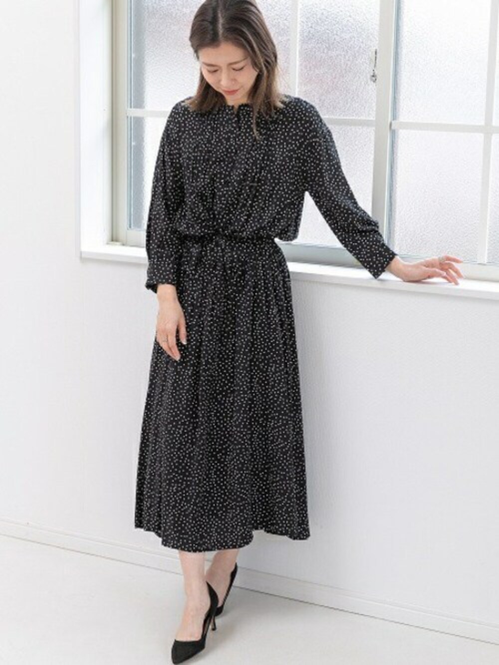 ブラック系のシャツワンピースを着用したレディースの冬コーディネートの1枚目の写真