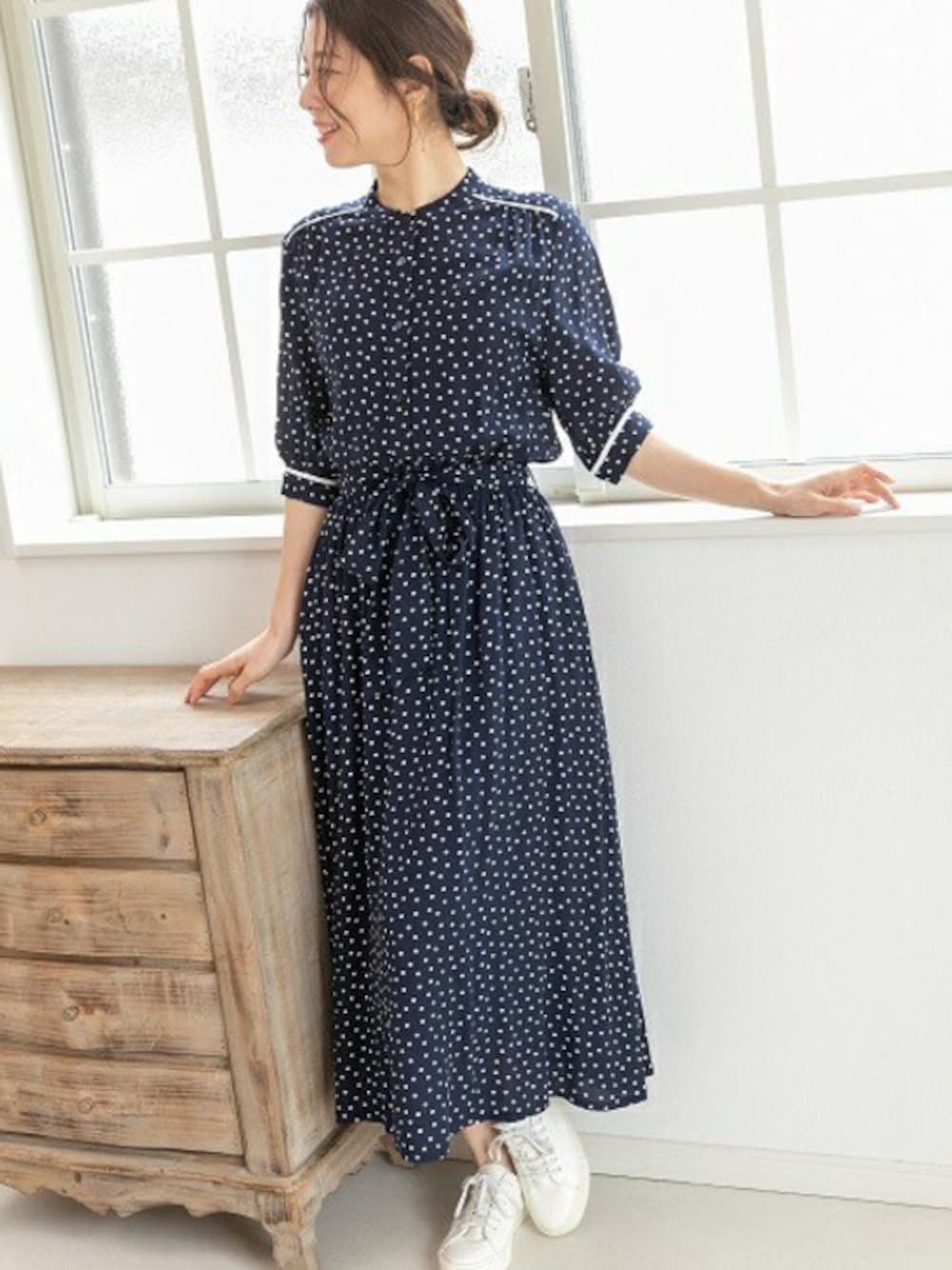 ブルー系のワンピースを着用したレディースの春コーディネートの1枚目の写真
