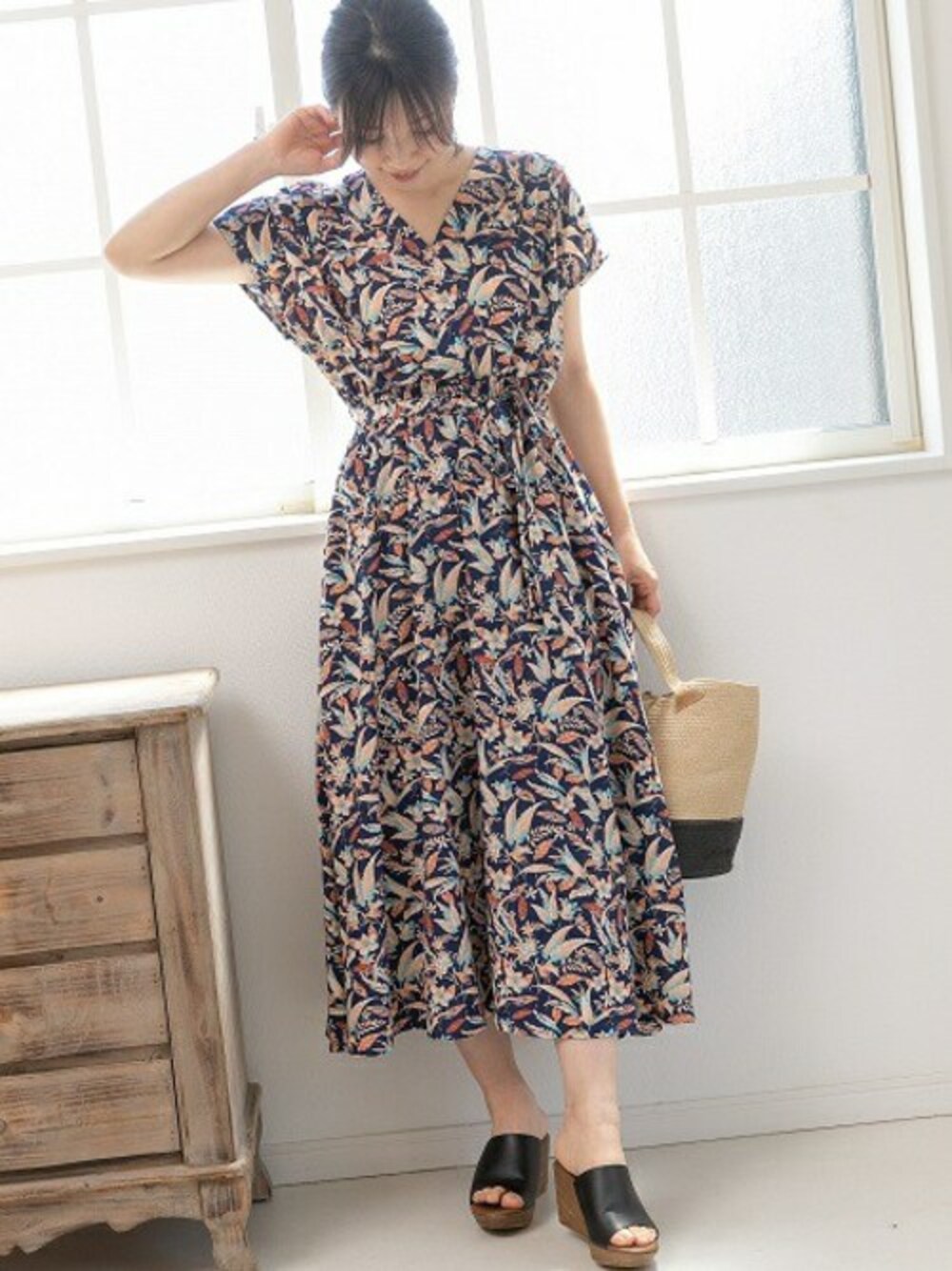 ブルー系のワンピースを着用したレディースの春コーディネートの1枚目の写真