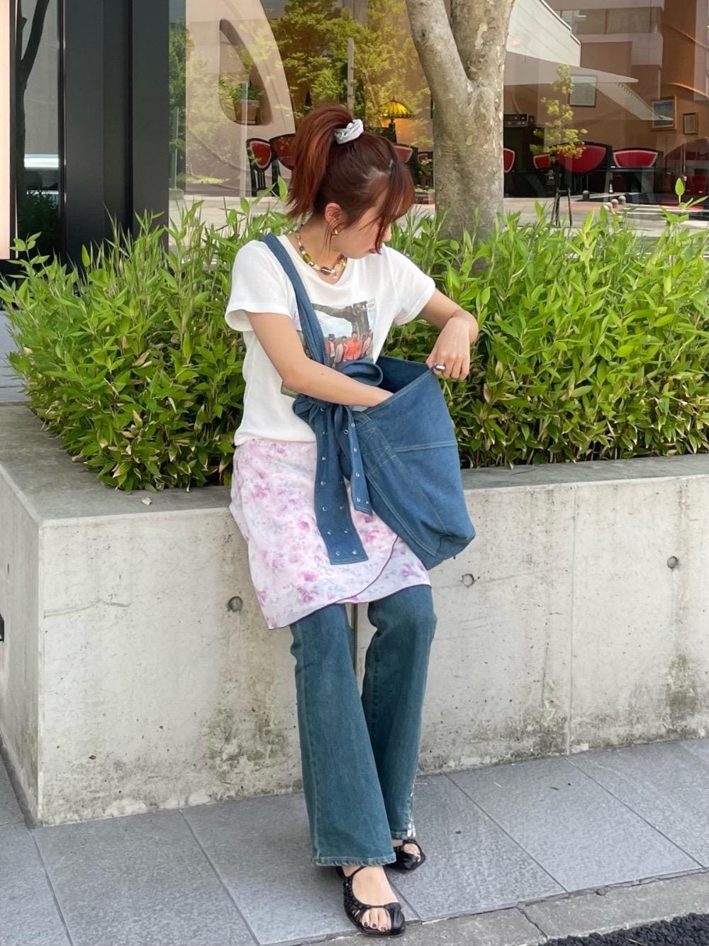 TINA:JOJUN 刺繍入り フレアデニムパンツ TINA：JOJUN（ティーナジョジュン）の「刺繍入り フレアデニム