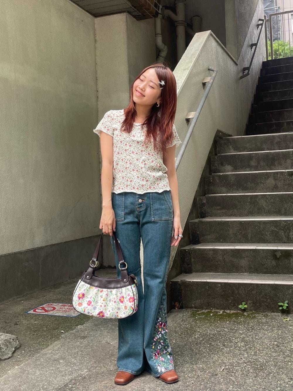 刺繍入り フレアデニムパンツ TINA：JOJUNを使った人気