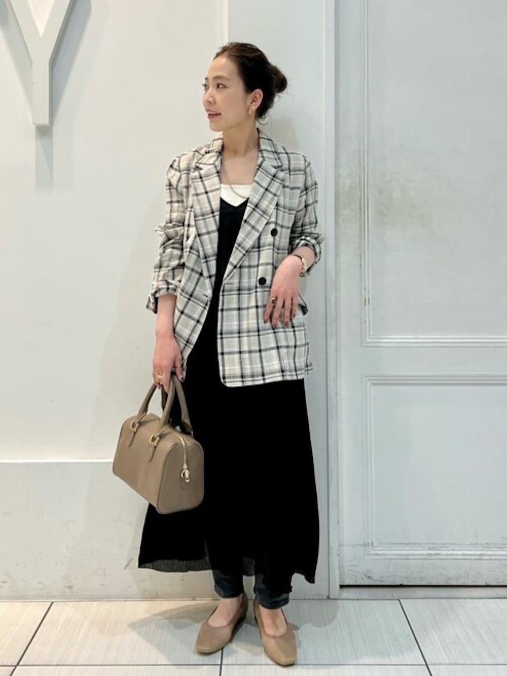 ベージュ系のテーラードジャケット、グレー系のデニムパンツ、ベージュ系のその他シューズを着用したレディースの夏コーディネートの1枚目の写真