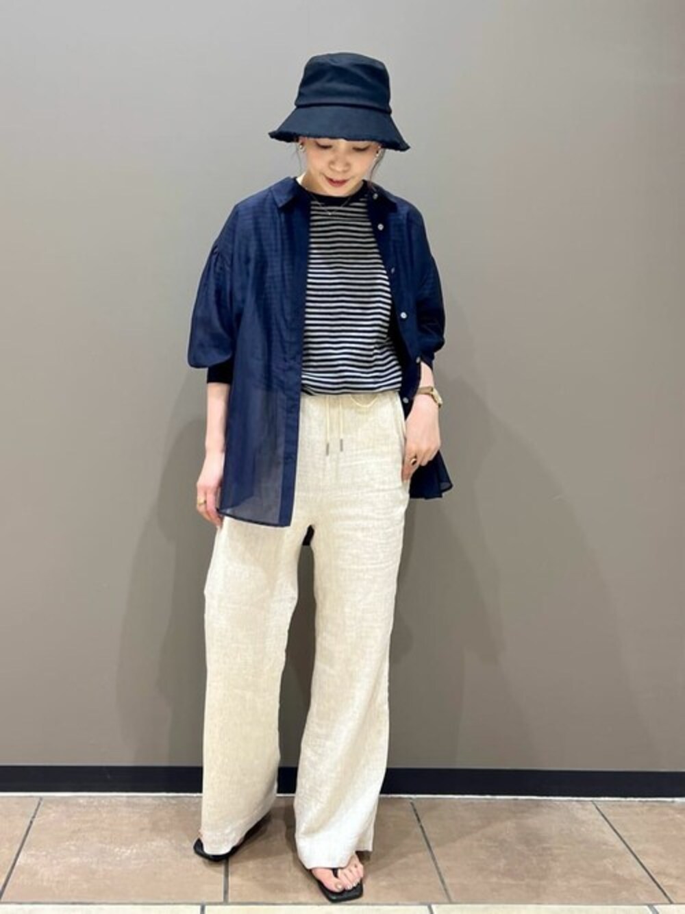 ブルー系のシャツ/ブラウス、ホワイト系のその他パンツ、ブラック系のサンダルを着用したレディースの夏コーディネートの1枚目の写真