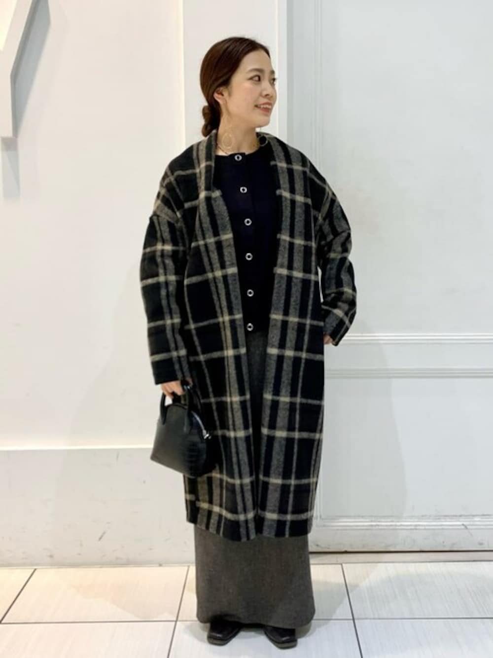 ブラック系のカーディガン/ボレロを着用したレディースの夏コーディネートの1枚目の写真