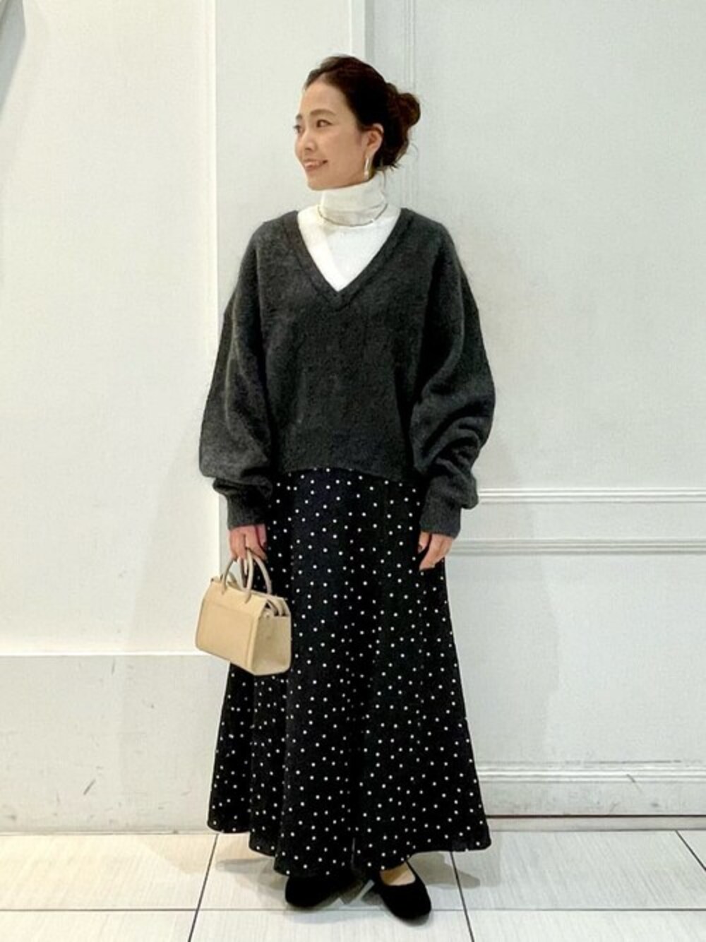 ホワイト系のニット/セーターを着用したレディースの夏コーディネートの1枚目の写真