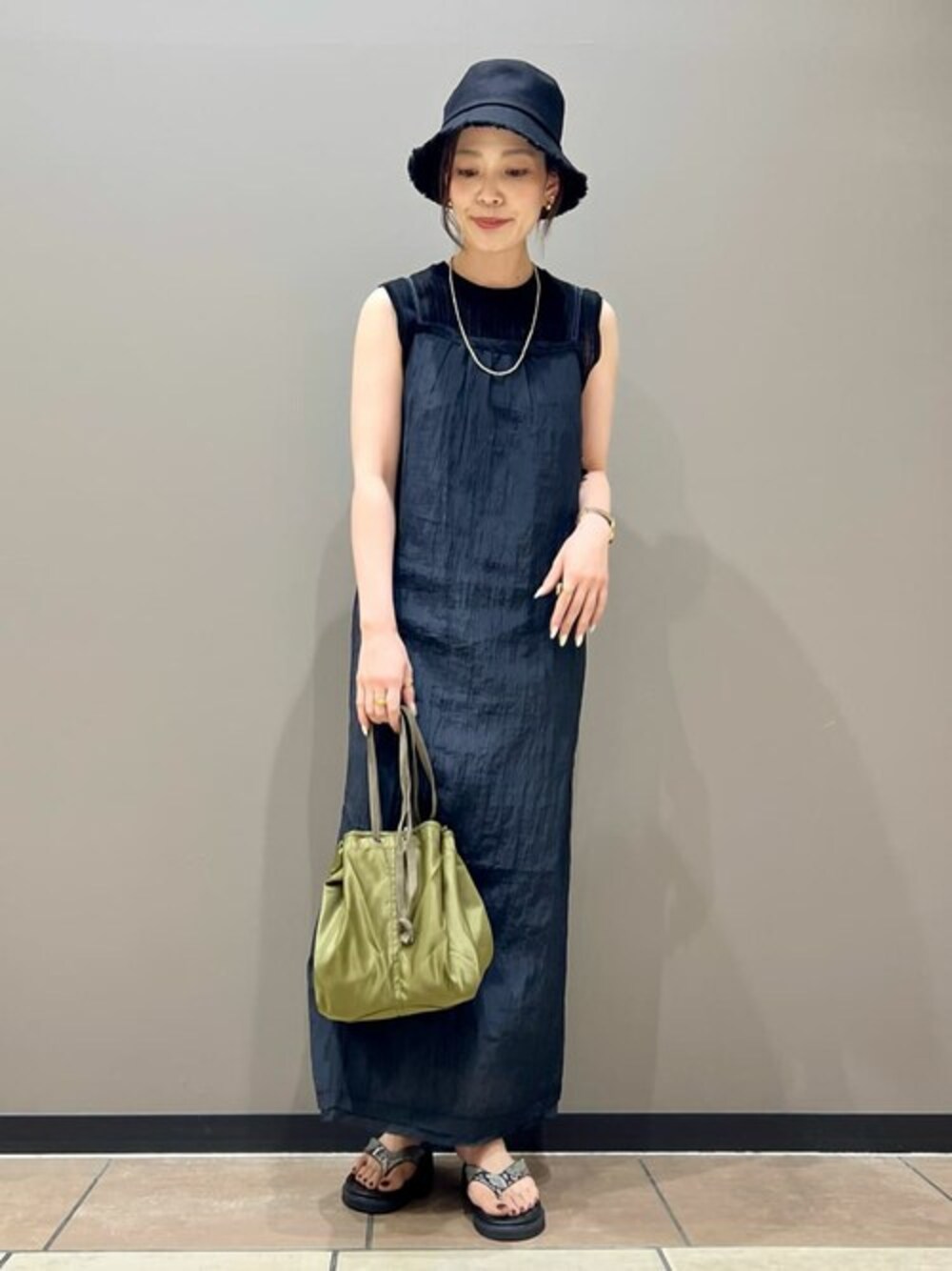 ブラック系のワンピース、ブラック系のニット/セーターを着用したレディースの夏コーディネートの1枚目の写真