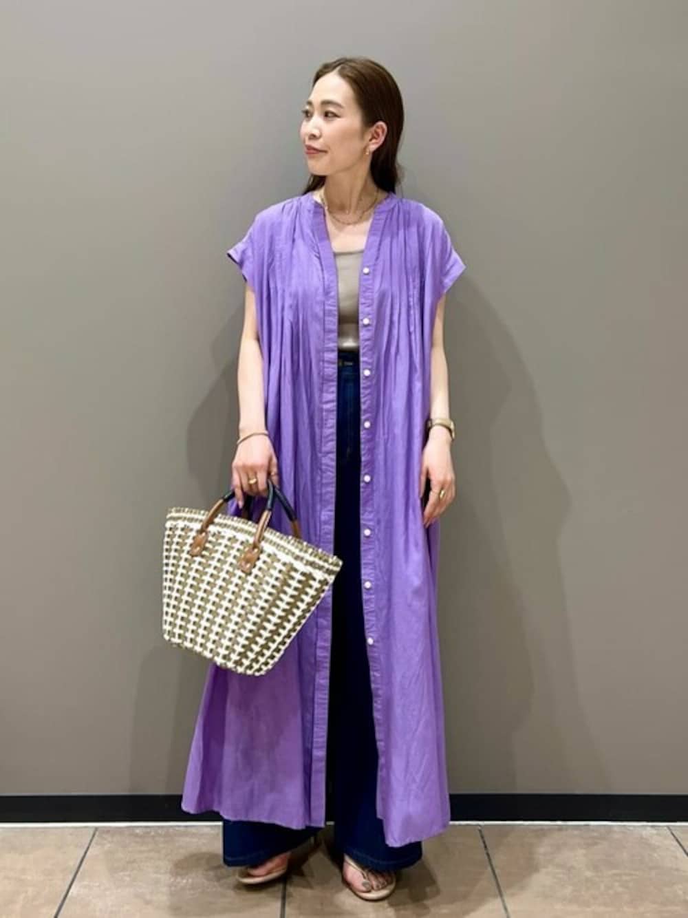 パープル系のワンピースを着用したレディースの夏コーディネートの1枚目の写真