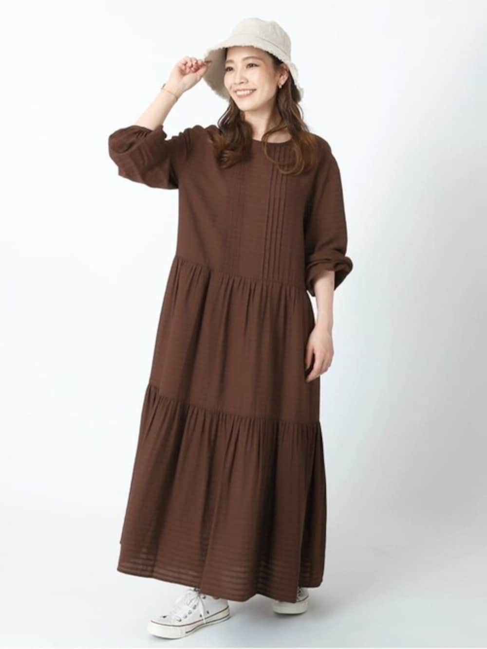 ブラウン系のワンピースを着用したレディースの夏コーディネートの1枚目の写真