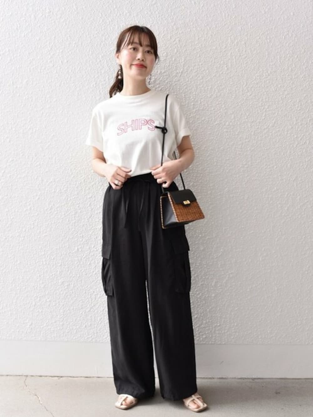 「ロゴT、Tシャツ、カーゴパンツ、シップス、SHIPS、プリントT、シップス フォー ウィメン(SHIPS for women)、SHIPS for women、リネンパンツ」｜「SHIPSの* SHIPS ラウンド プリント ロゴ TEE◆（Tシャツ/カットソー、ホワイト系）」を使った、鈴木さん（レディース・161cm）の春コーディネートの1枚目の写真