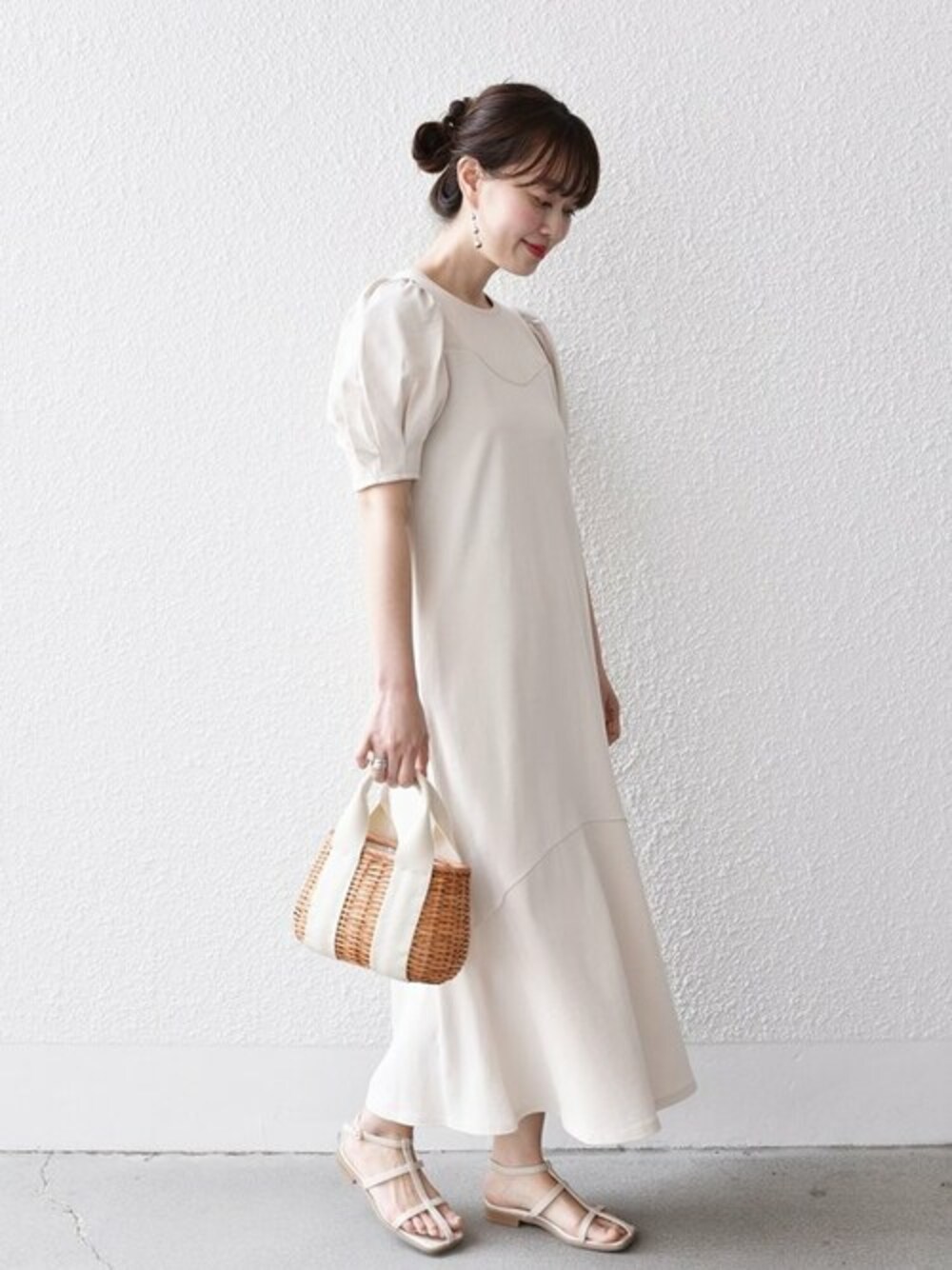 「ワンピース、ワントーンコーデ、シップス、SHIPS、シップス フォー ウィメン(SHIPS for women)、ワンピーススタイル、SHIPS for women、ワンピースコーデ」｜「SHIPSの* 〈洗濯機可能〉コットン 天竺 ボリューム スリーブ へム 切替 ワンピース◆（ワンピース、ホワイト系）」を使った、鈴木さん（レディース・161cm）の春コーディネートの1枚目の写真