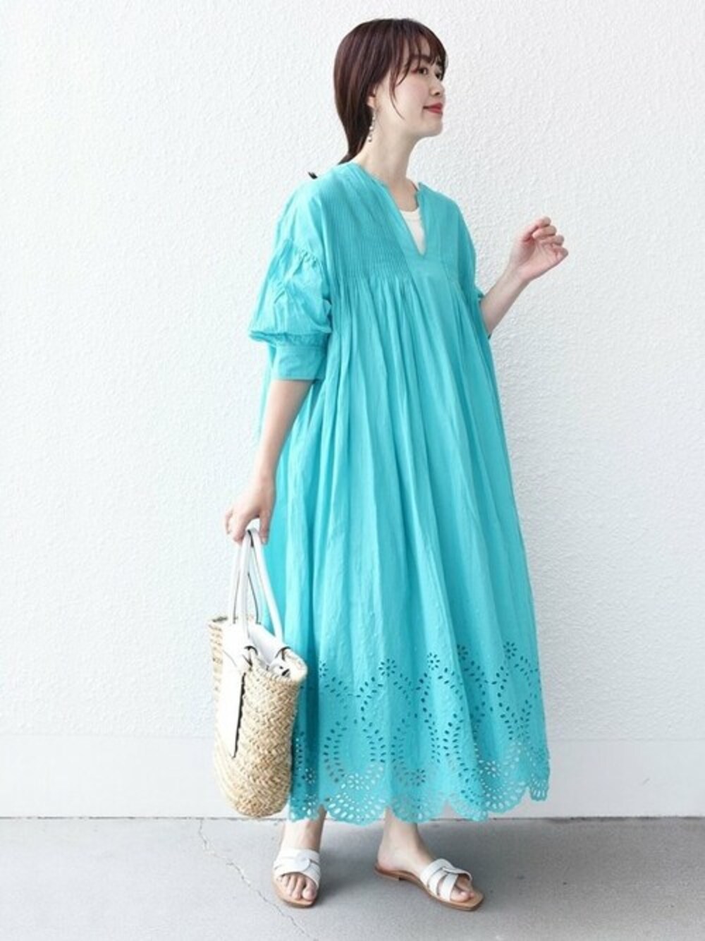 「ワンピース、刺繍、シップス、SHIPS、サンダル、かごバッグ、シップス フォー ウィメン(SHIPS for women)、SHIPS for women、ピンタック、CORSO ROMA」｜「SHIPSの〈手洗い可能〉細ピンタック シフリー刺繍 ワンピース◇（ワンピース、ブルー系）」を使った、鈴木さん（レディース・161cm）の春コーディネートの1枚目の写真