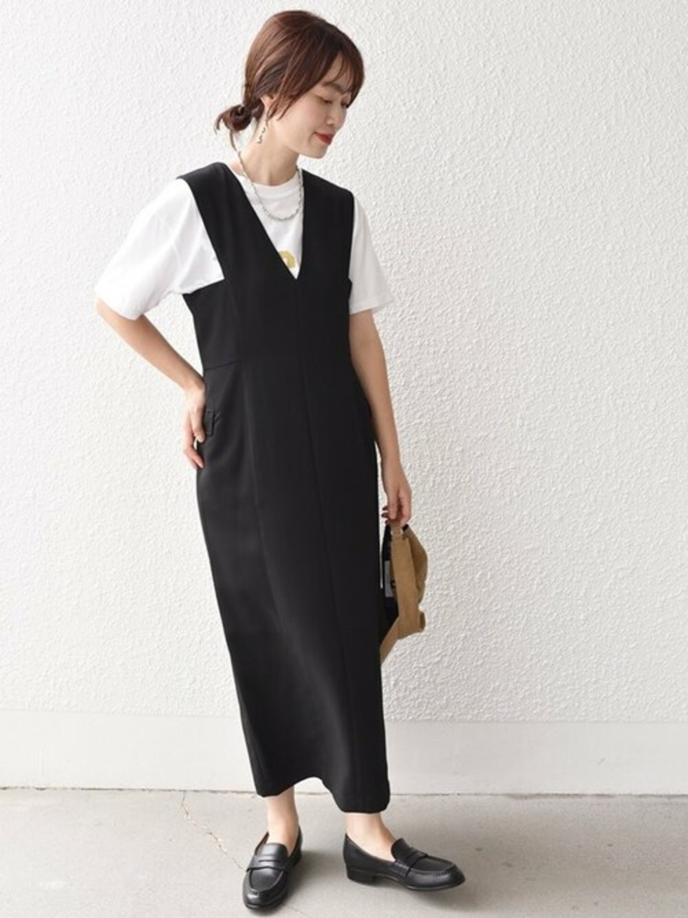 「Vネック、シップス、２ＷＡＹ、SHIPS、ジャンパースカート、クルーネック、シップス フォー ウィメン(SHIPS for women)、SHIPS for women、ポケット付き、裏地付き」｜「SHIPSの* 〈洗濯機可能〉2WAY ジャンパー スカート◆（ワンピース、ブラック系）」を使った、鈴木さん（レディース・161cm）の夏コーディネートの1枚目の写真