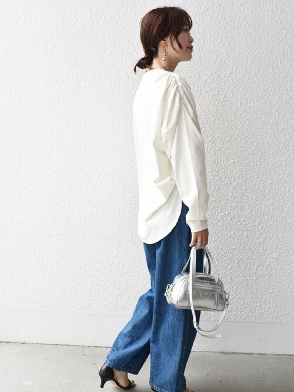 「デニム、Tシャツ、ヒール、シップス、SHIPS、シップス フォー ウィメン(SHIPS for women)、ギャザー、カジュアルコーデ、SHIPS for women、ラウンドヘム」｜「SHIPSの* 〈洗濯機可能〉ショルダー ギャザー ラウンド へム ロング スリーブ TEE◆（Tシャツ/カットソー、ホワイト系）」を使った、鈴木さん（レディース・161cm）の夏コーディネートの1枚目の写真