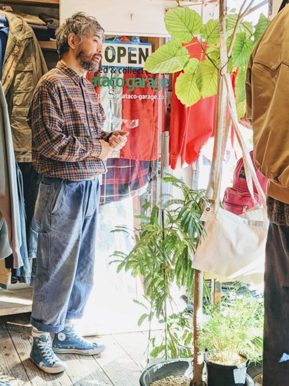 ベージュ系のシャツ/ブラウスを着用したメンズの秋コーディネートの1枚目の写真