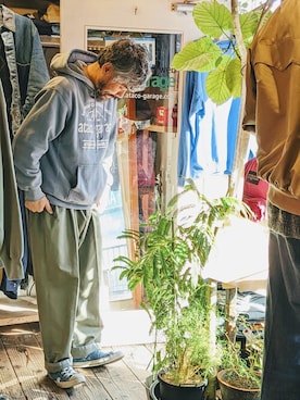 「LACOSTE」｜「アイテム（スラックス）」を使った、ataco garageさん（メンズ・173cm）の秋コーディネート